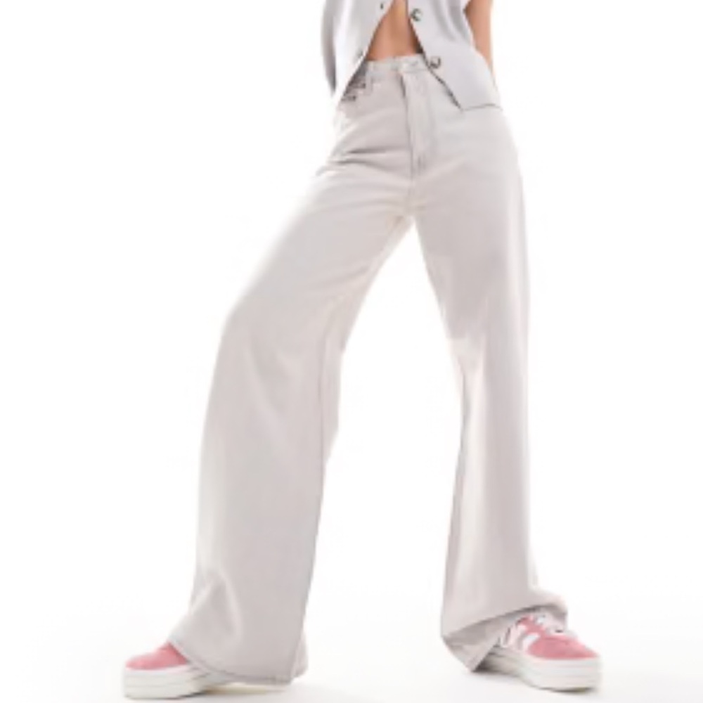 NWT Levi's Light Gray/Pink Ribcage Wide-Leg Jeans. Size 25/32